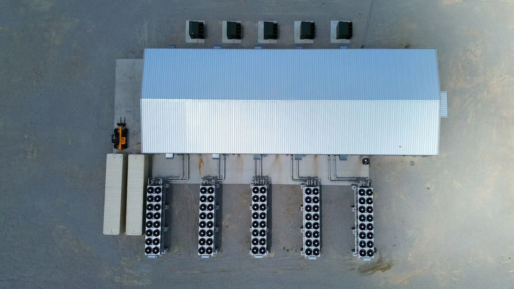 Top-down view of an Atlantic facility roofline and cooling rows
